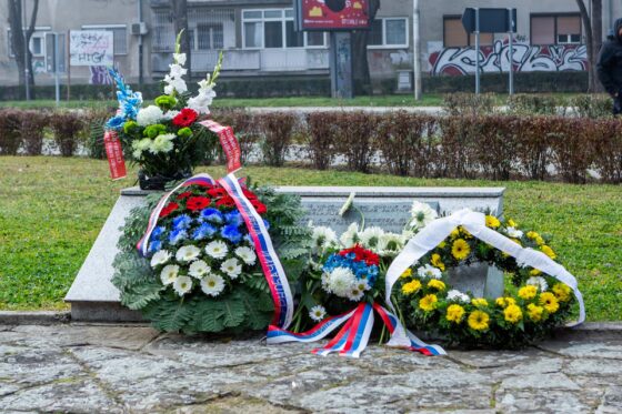 Положени венци и цвеће на споменик „Балада вешаних“